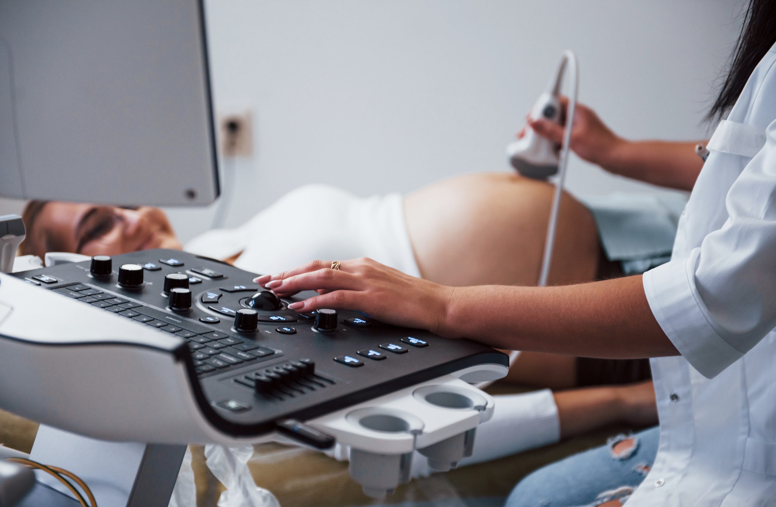 Equipamento de ultrassom moderno em clínica de Anápolis